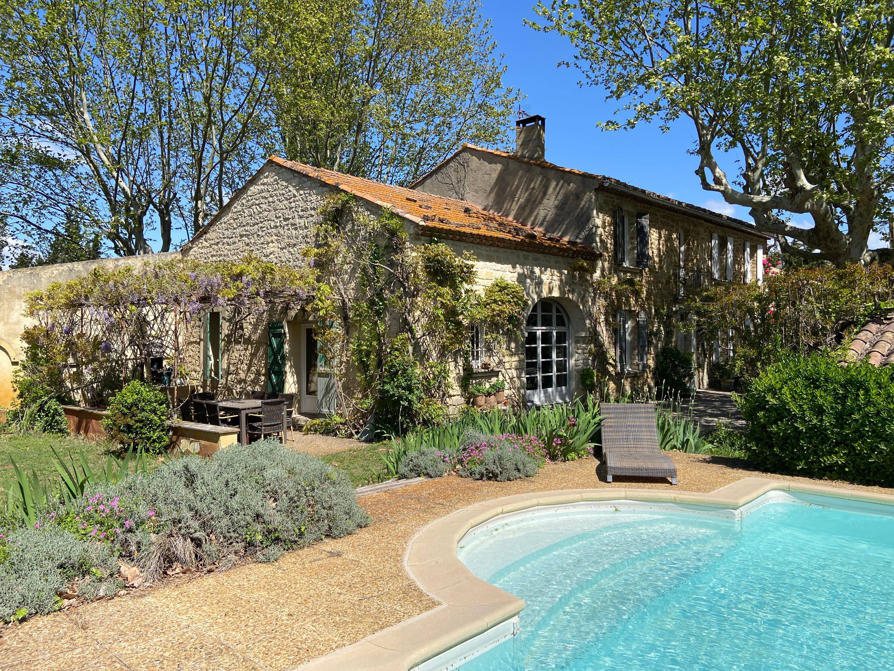 Loue très joli mas du XVIIIème, tout en pierres, niché dans un écrin de verdure 5 ch - 9 couchages Monteux (84