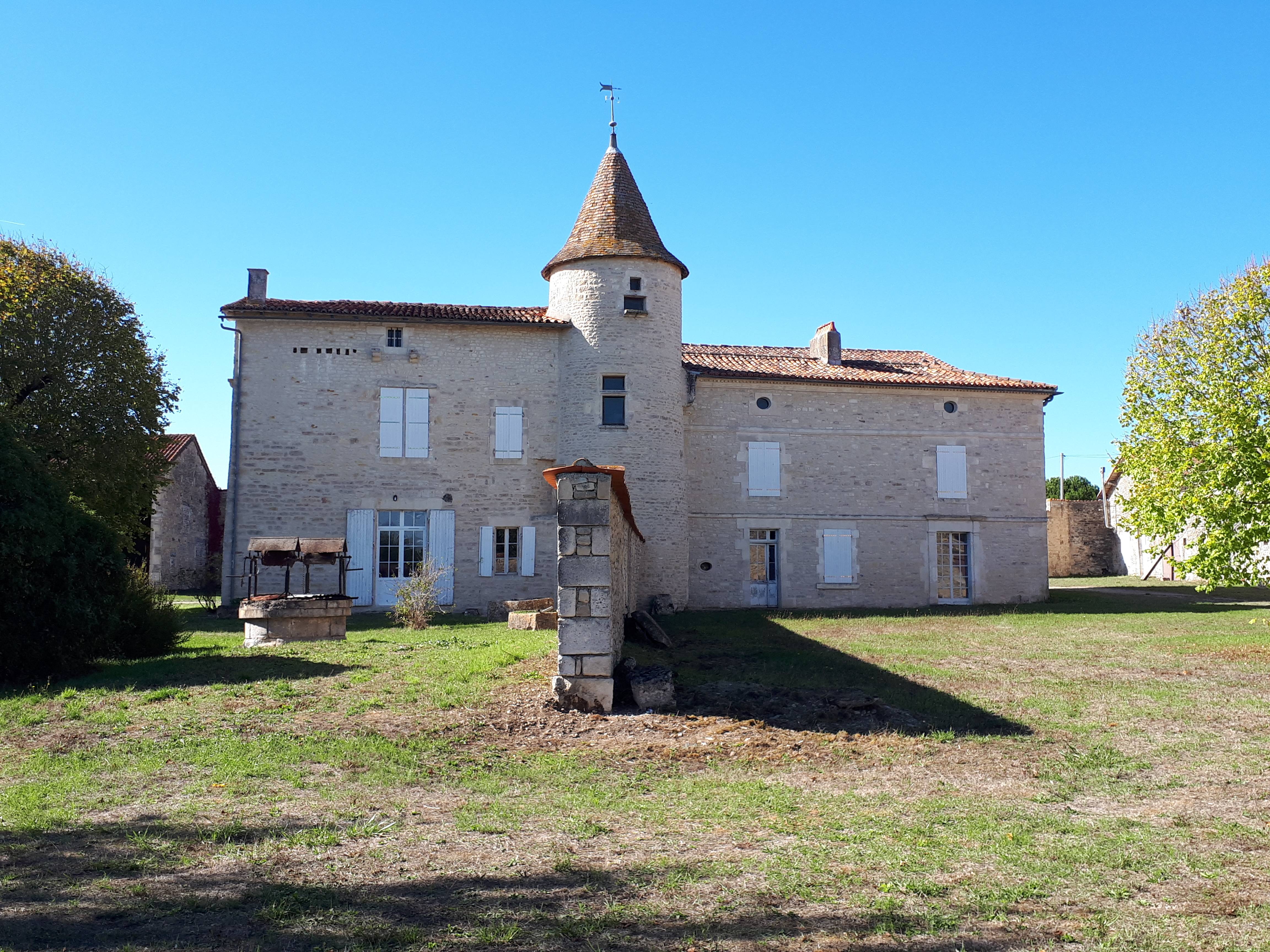Vends Logis à restaurer - 400m², Charmé (16)