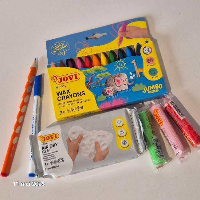 Lot de loisirs créatifs, crayons cire, pate à modeler, 1 crayon de bois et 1 feutre pour tableau blanc