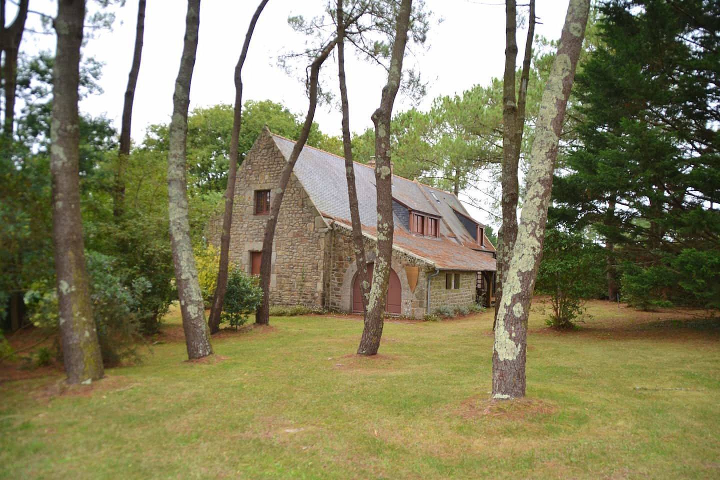 Loue une longère sous les pins dans le Morbihan - Proche océan et golf- 8 couchages - Ploemel (56)