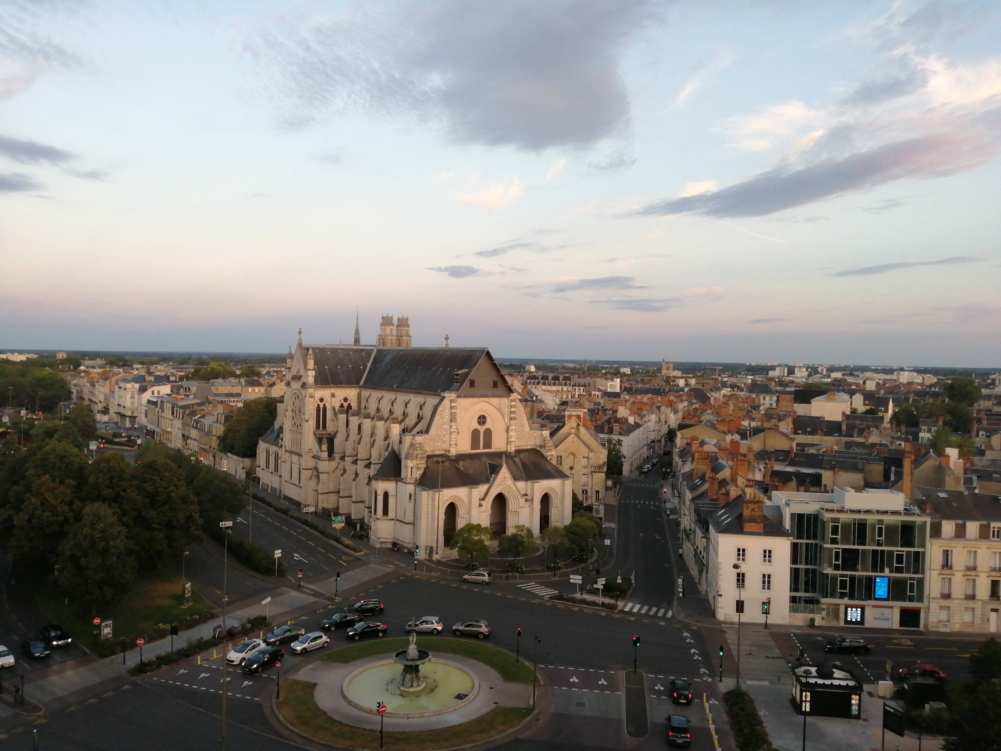 Loue T2 47m², meublé, hypercentre Orléans médiathèque, vue panoramique, libre 15 juin 2026