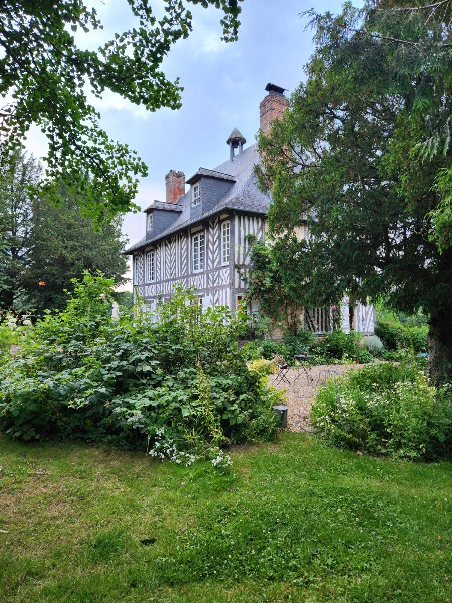 Loue 4 maisons au Manoir de La Porte 25 - 30 couchages, piano, parc, tennis, sur 4 hectares de nature