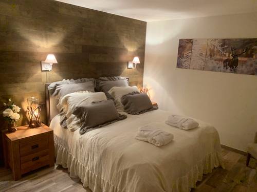 Gîte à louer avec spa, sauna, deux chambres, cuisine, salon