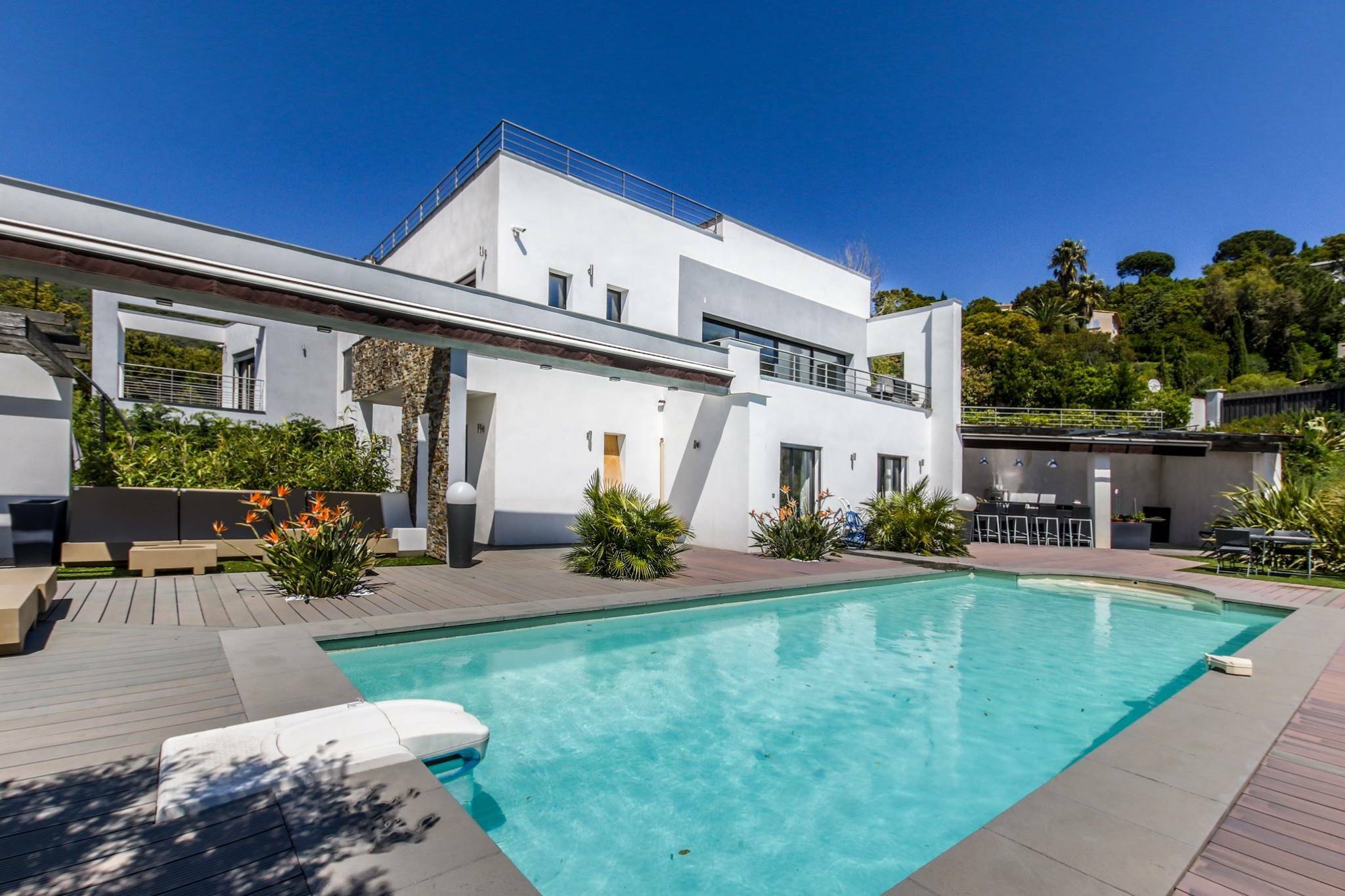 Loue villa contemporaine de 400m² à Cavalaire - 19 couchages