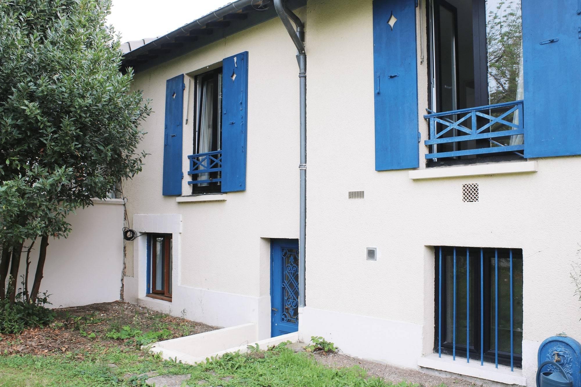 A louer au studio 25m² refait à neuf situé en demi soussol d — free download