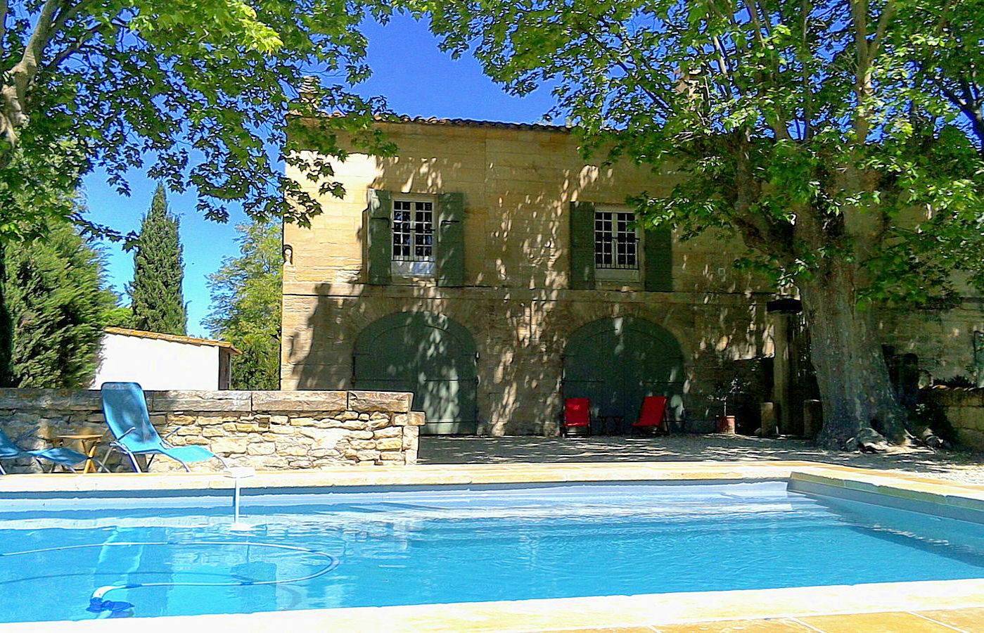 Loue appartement indépendant 100m² dans mas ancien avec piscine - 4 couchages - Beaucaire (30)