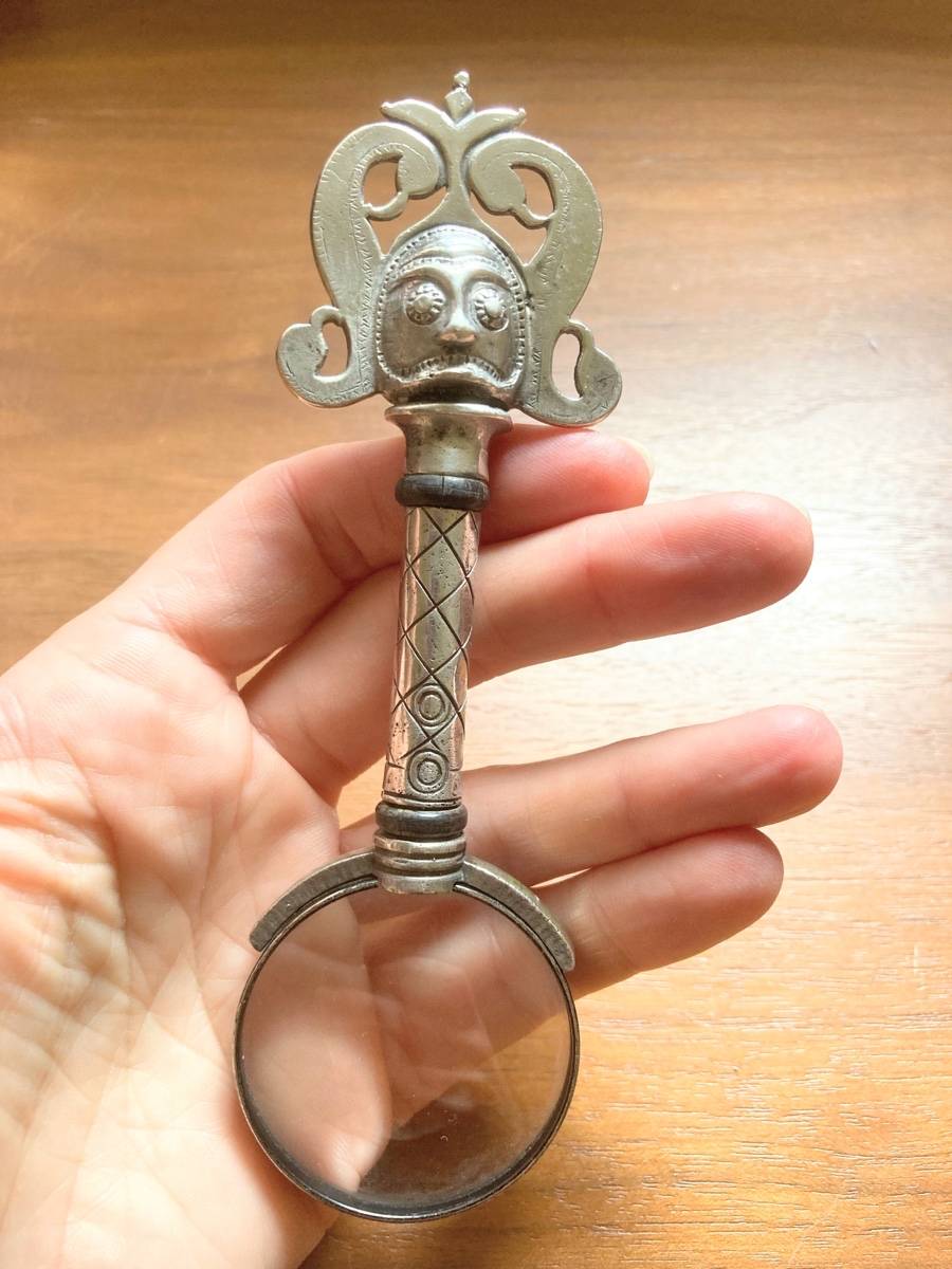 Loupe vintage en argent avec tête sculptée