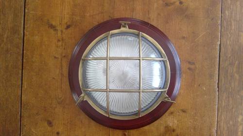Luminaire hublot laiton sur socle bois
