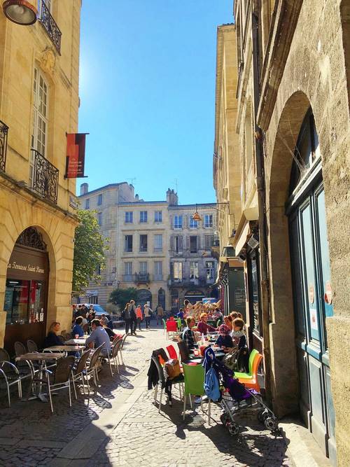 Loue lumineux 3 pièces 4 couchages avec vue au cœur de St Pierre à Bordeaux