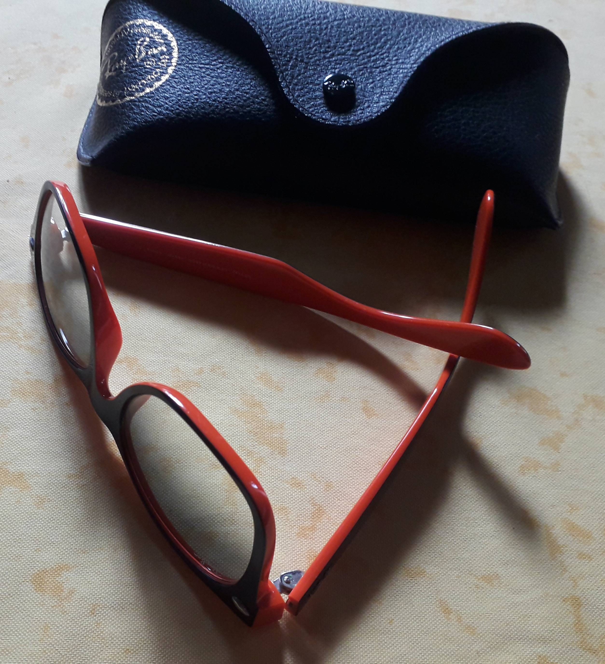 Vends véritables lunettes solaires Ray-Ban avec étui d’origine