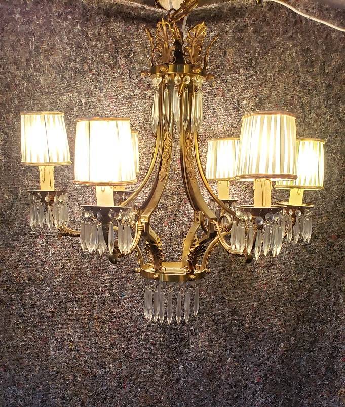 Lustre bronze et pampilles sur Gens de Confiance
