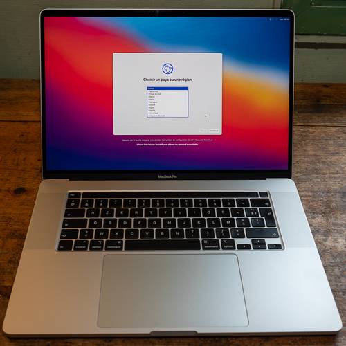 MacBook Pro avec écran Retina 16 pouces avec processeur Intel Core i9 huit cœurs à 2,3 GHz - Argent