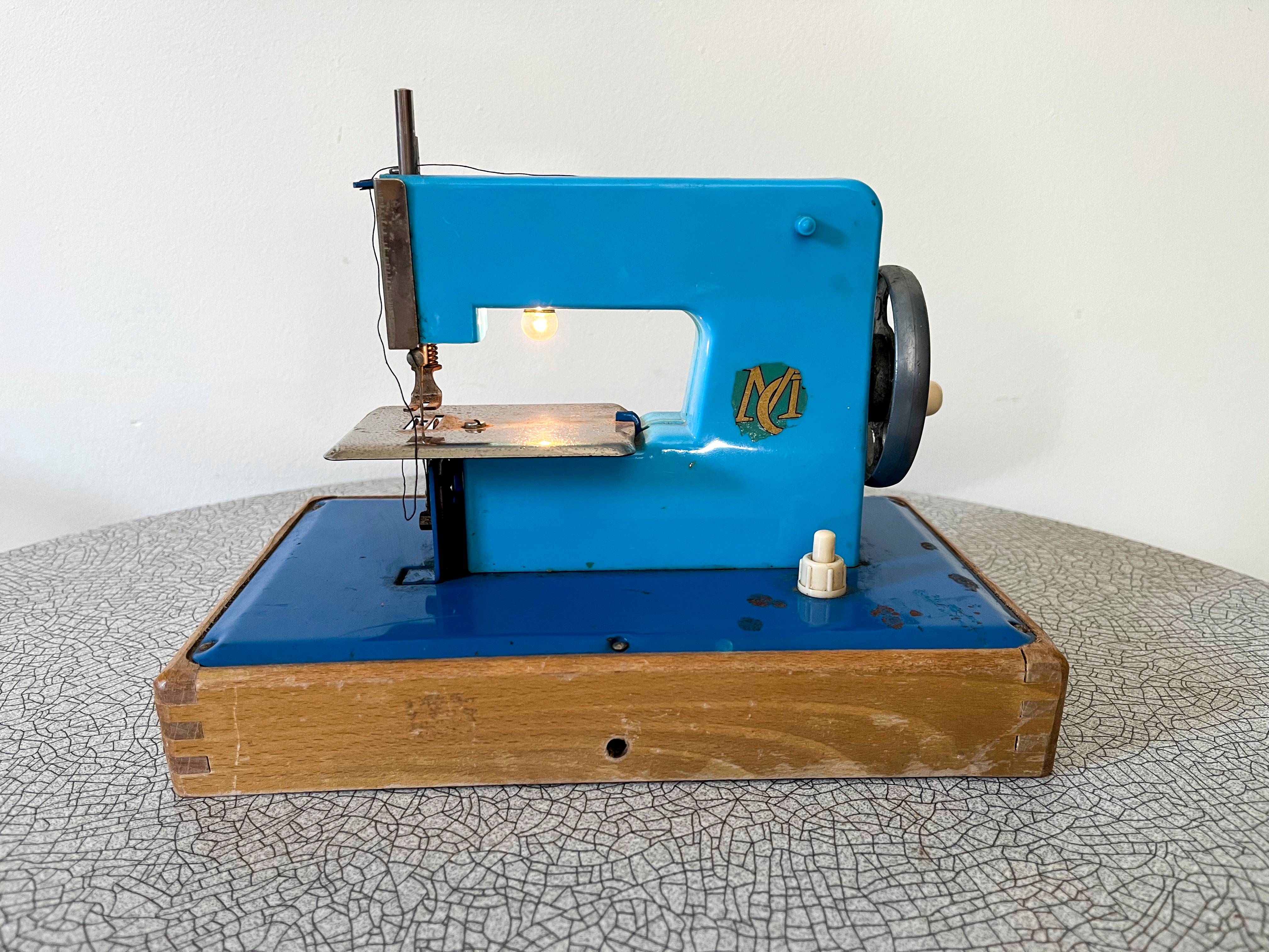 ANCIEN JOUET MACHINE A COUDRE MACOUSETTE dans sa boite d'origine avec notice