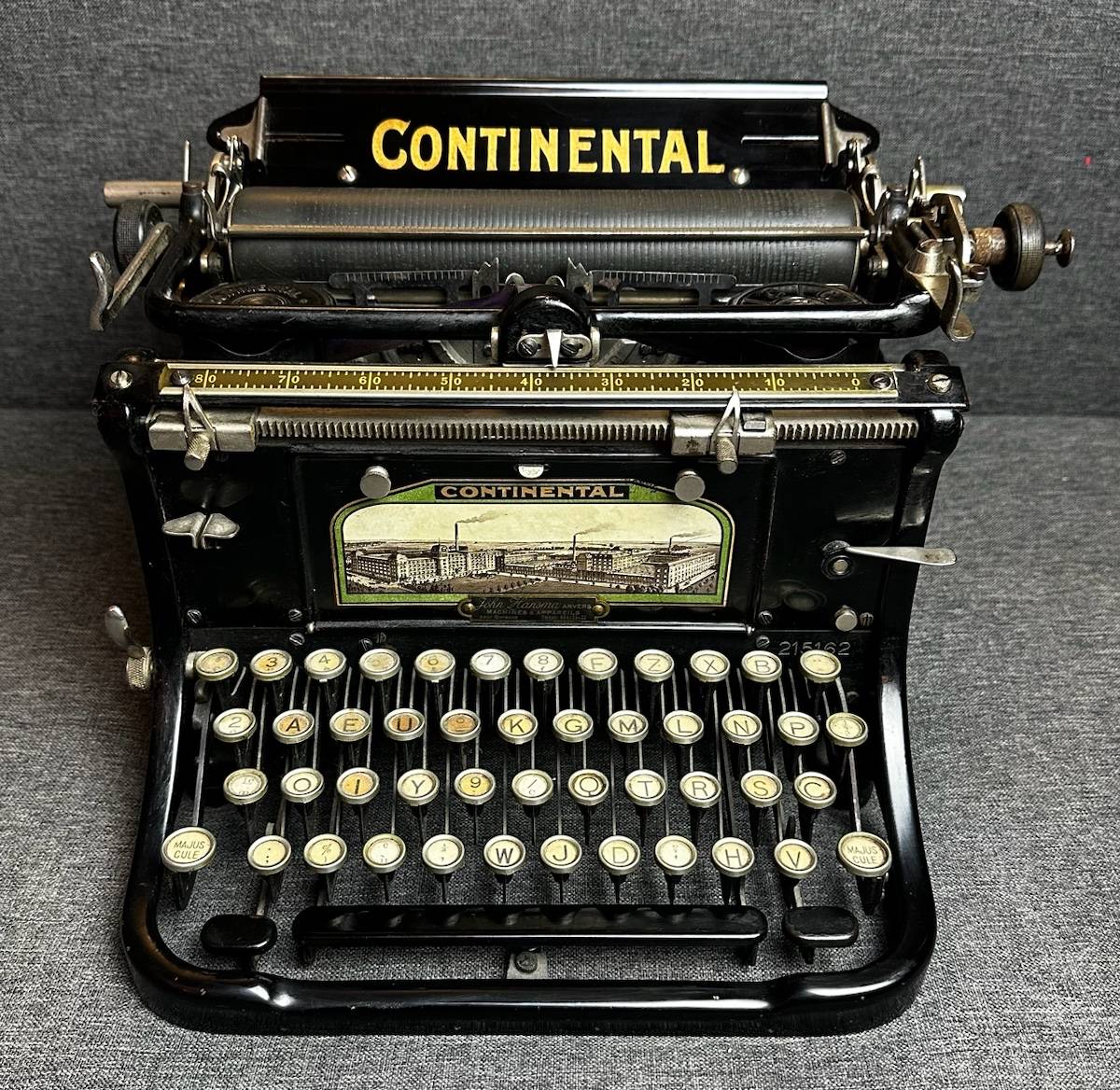Gertraud 'Traudl' Junge(1920 - 2002), une machine à écrire continentale