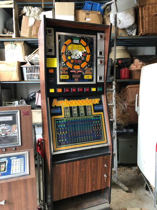 Deux machines à sous anciennes de casino annee 70