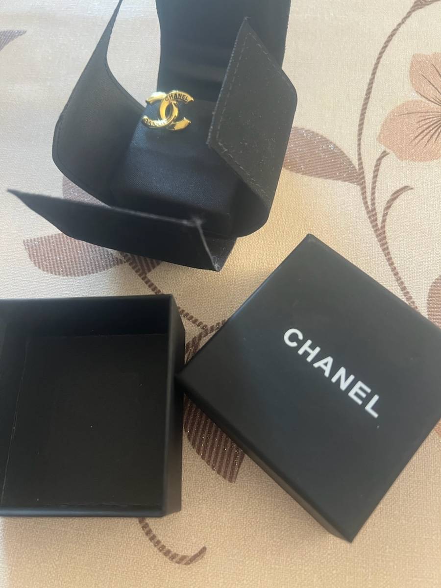 Vends magnifiques boucles d’oreilles Chanel dorées