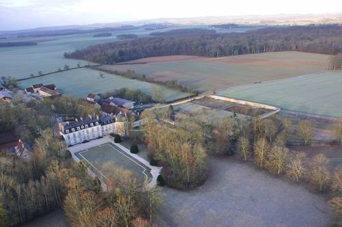 Loue chateau 18ème Piscine chauffée Tennis 15 couchages Yonne (89)