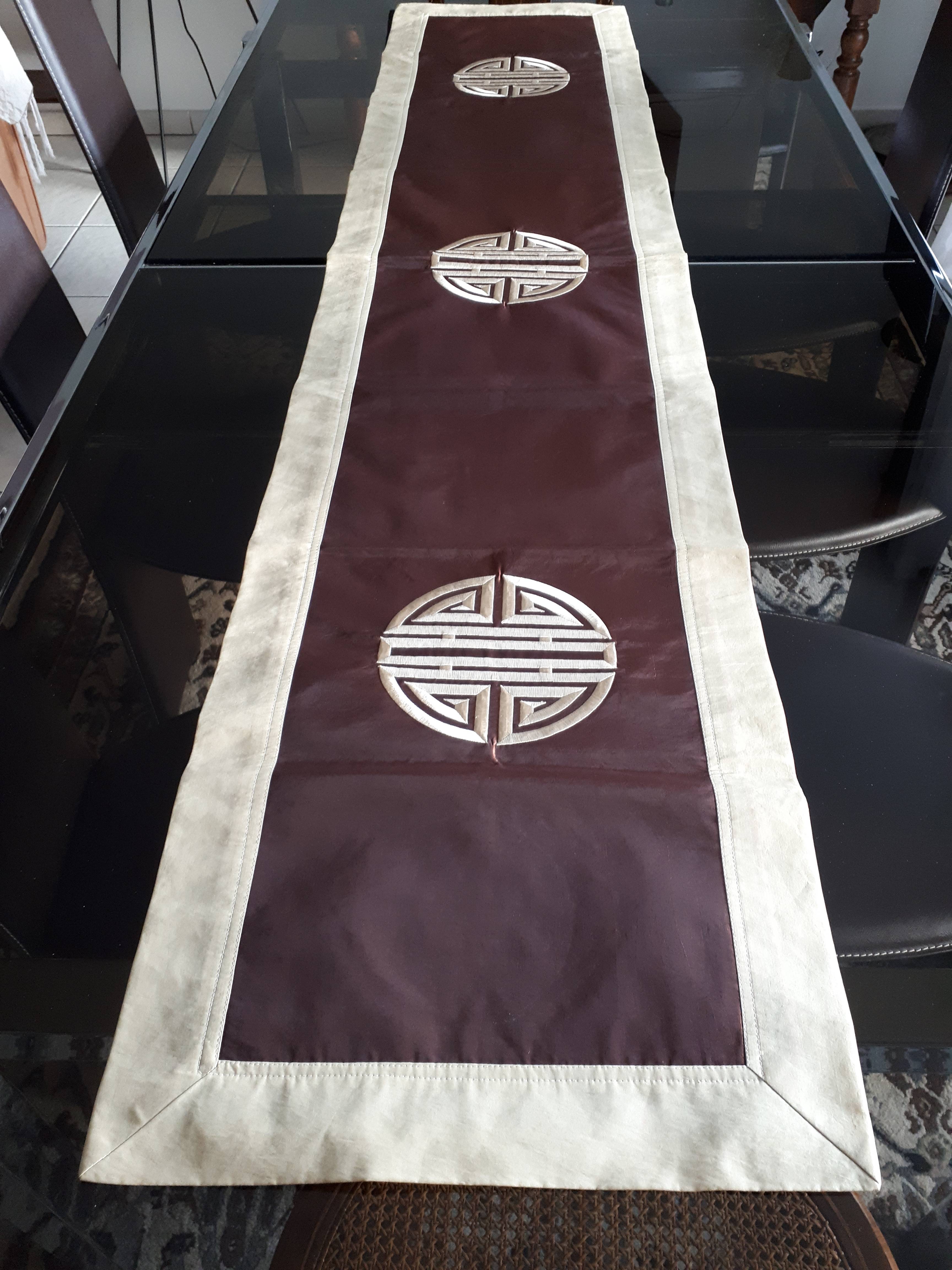Magnifique chemin de table en satin