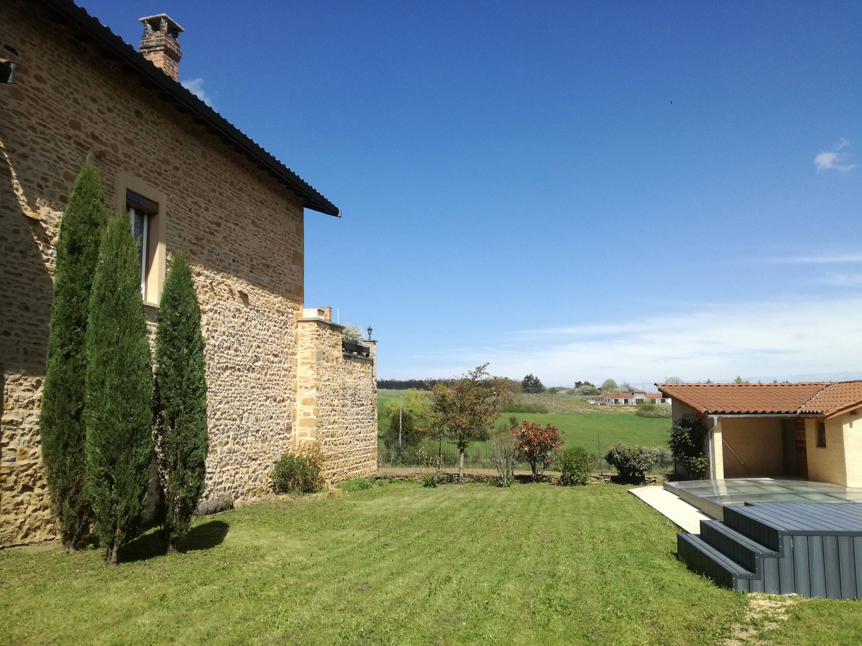 Loue maison en pierre dorée avec piscine pour des vacances sud Beaujolais - 7 couchages