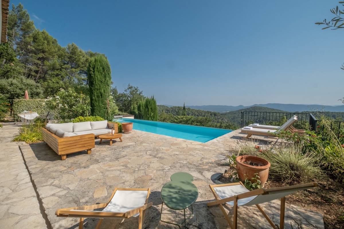 Loue magnifique maison à Seillans avec piscine 5/12 et vue incroyable, 4 chambres & 4 sdd/b - 8 couchages