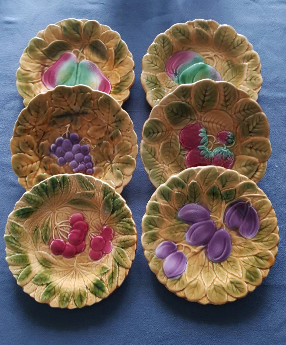 12 magnifiques assiettes à dessert en barbotine signées Sarreguemines en parfait état