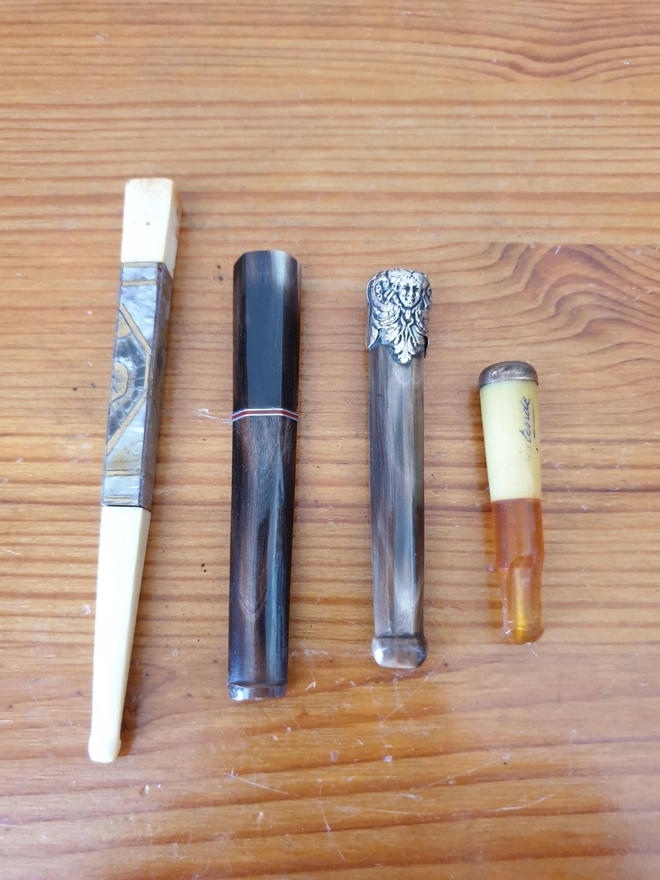 Lot de 4 magnifiques fume-cigarettes Art Déco 5,5 à 12 cm