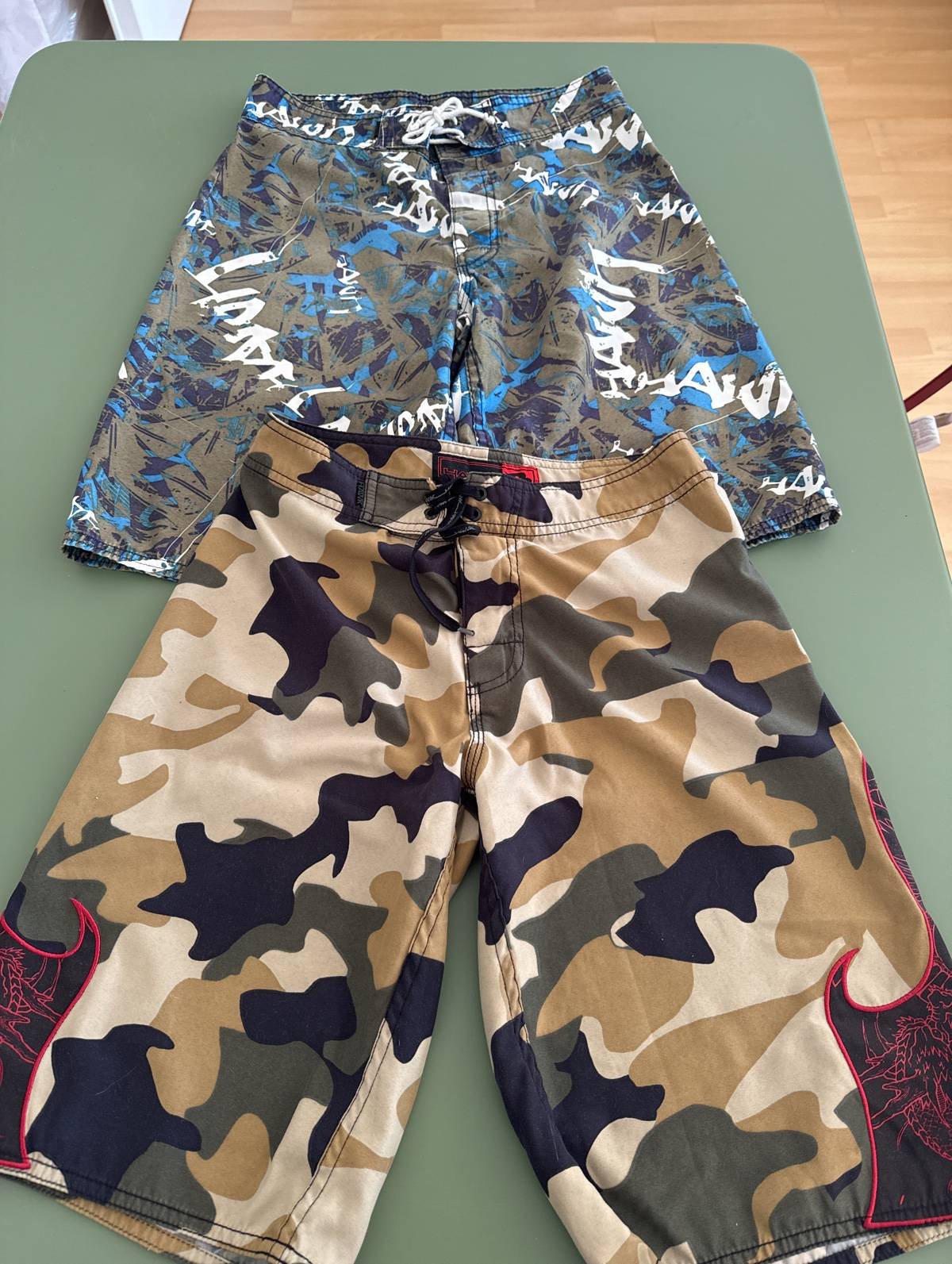 Vends 2 maillots de bain longs Hawk - Taille 13 ans