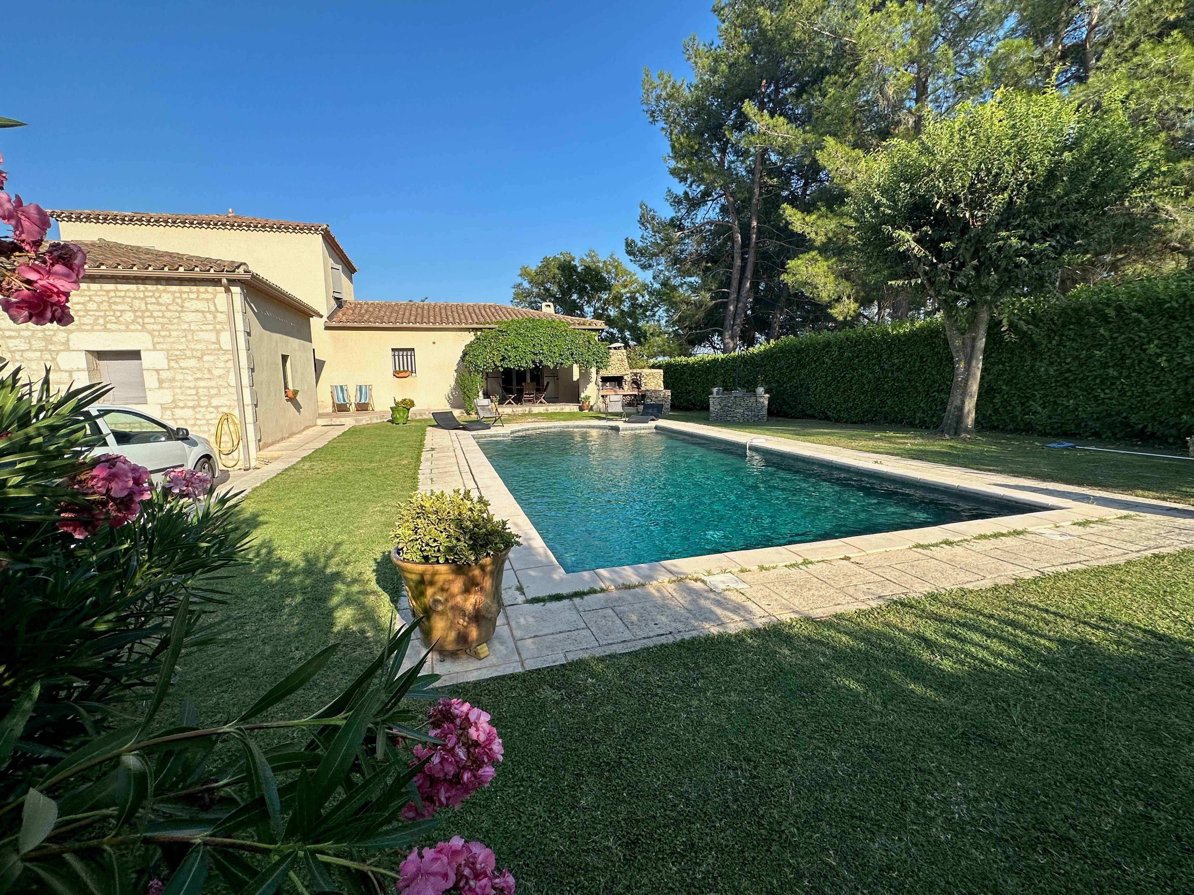 Loue villa avec piscine et terrain de boules sur 1000m² de terrain - 6 couchages - Uzès (30)