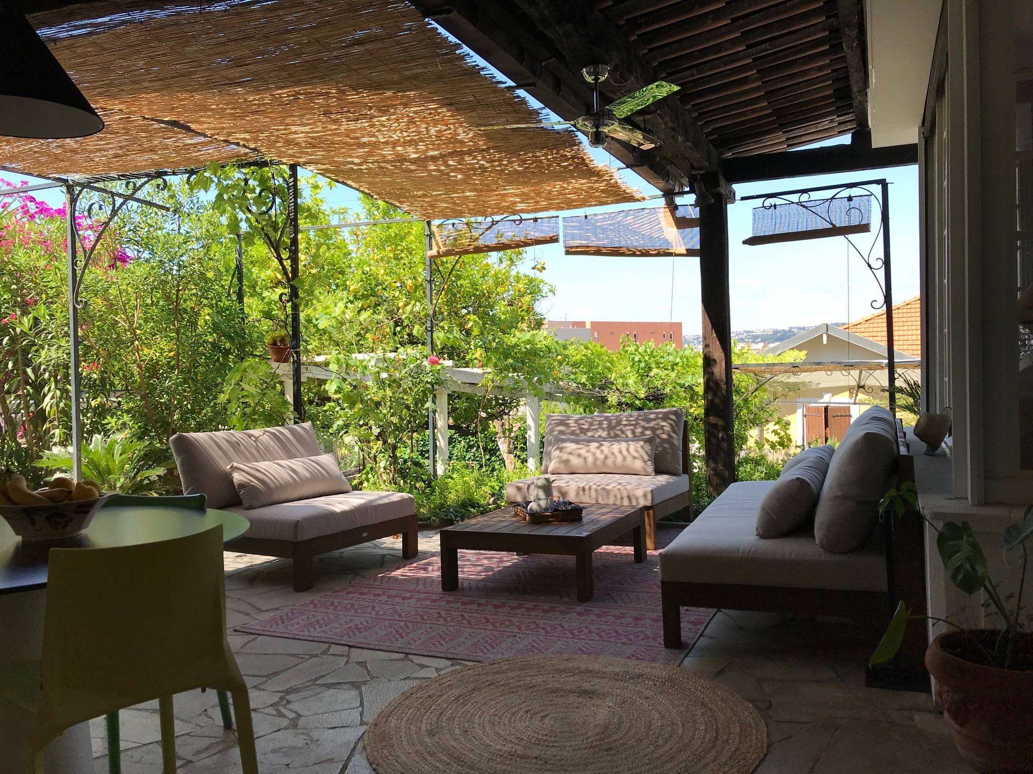 Loue rez de maison bohemienne à Nice (06) - 2 chambres, 87m², août 2022