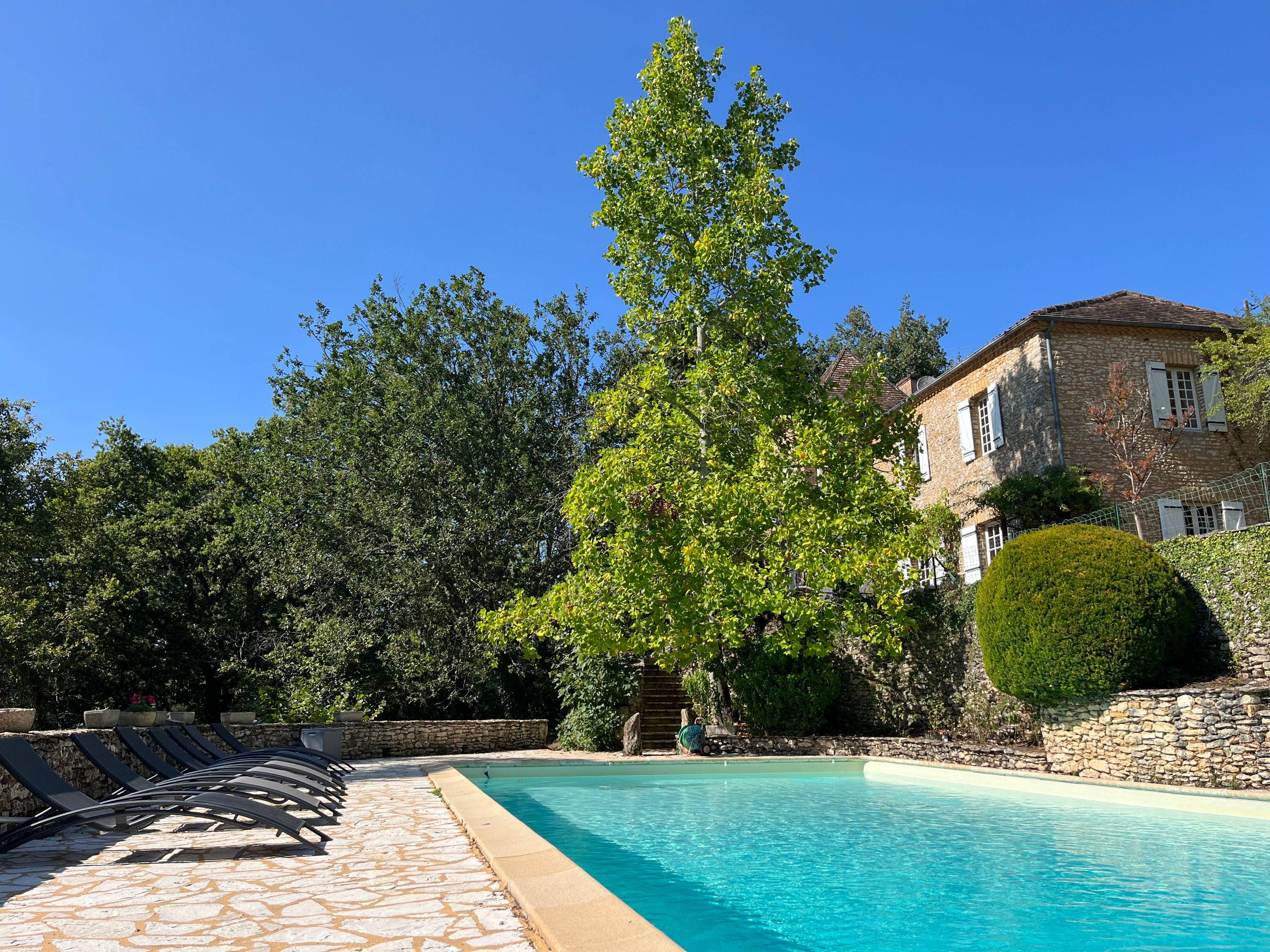 Loue Dordogne, Périgord noir, proche Sarlat, maison de charme, 10 couchages, grande piscine chauffée