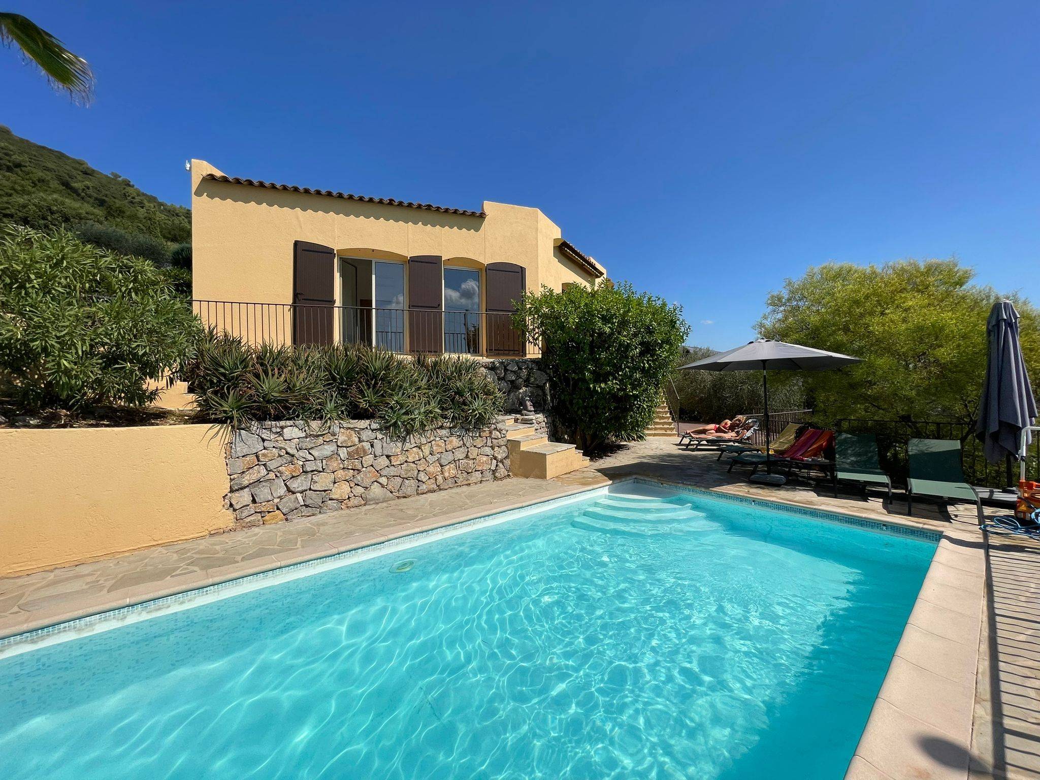 Loue maison 4 chambres, 10 couchages avec piscine et vue exceptionnelle sur mer et montagnes - Le Tignet (06)