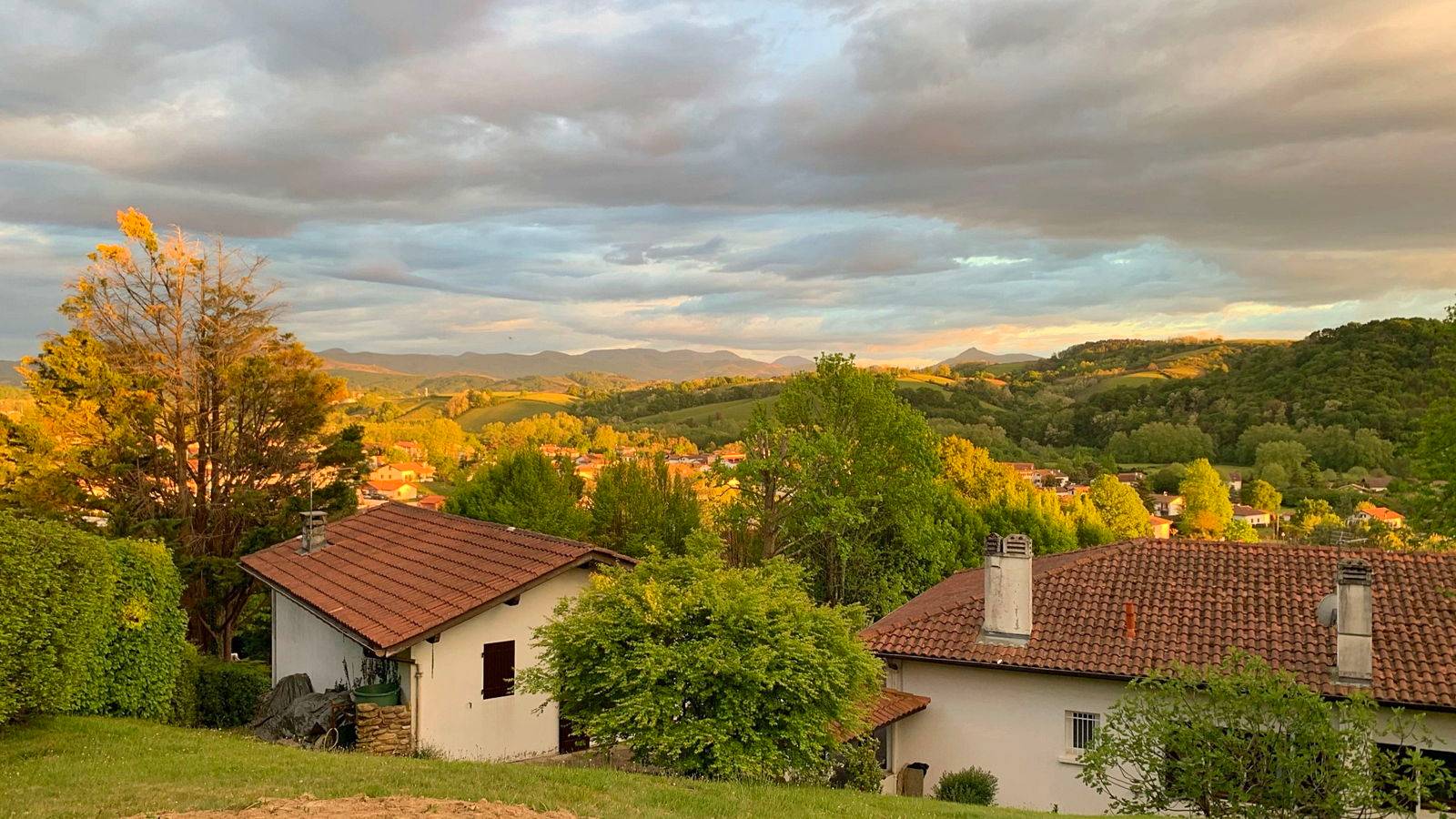 Loue maison avec vue sur montagne, 6 chambres, 14 couchages - Saint-Pée-sur-Nivelle (64)