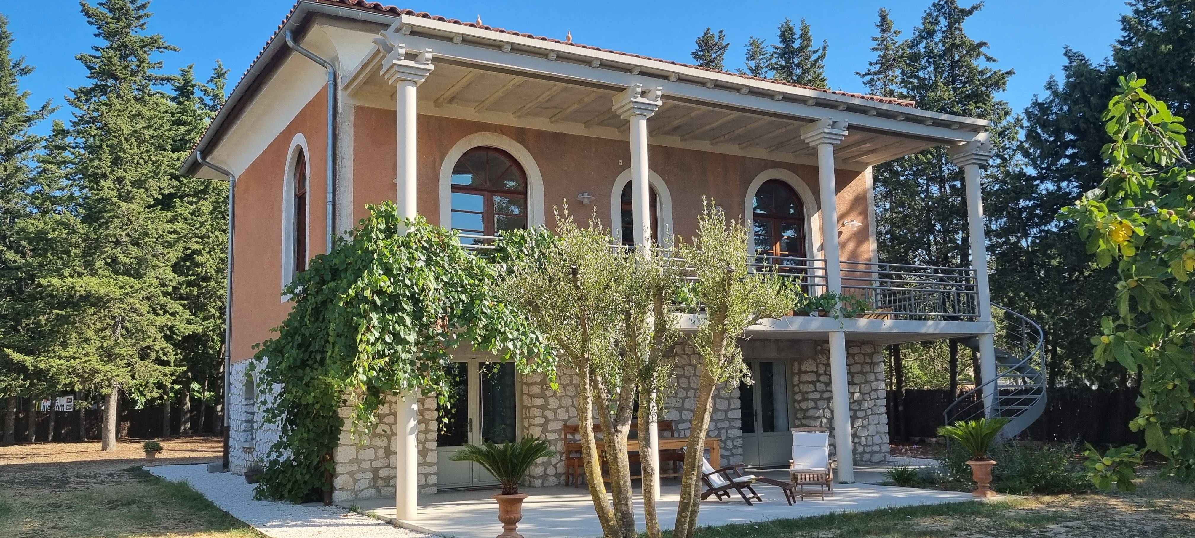 Loue maison de charme au centre d’Uzès - 4 chambres, 8 couchages - grand jardin, terrasses, piscine hors-sol