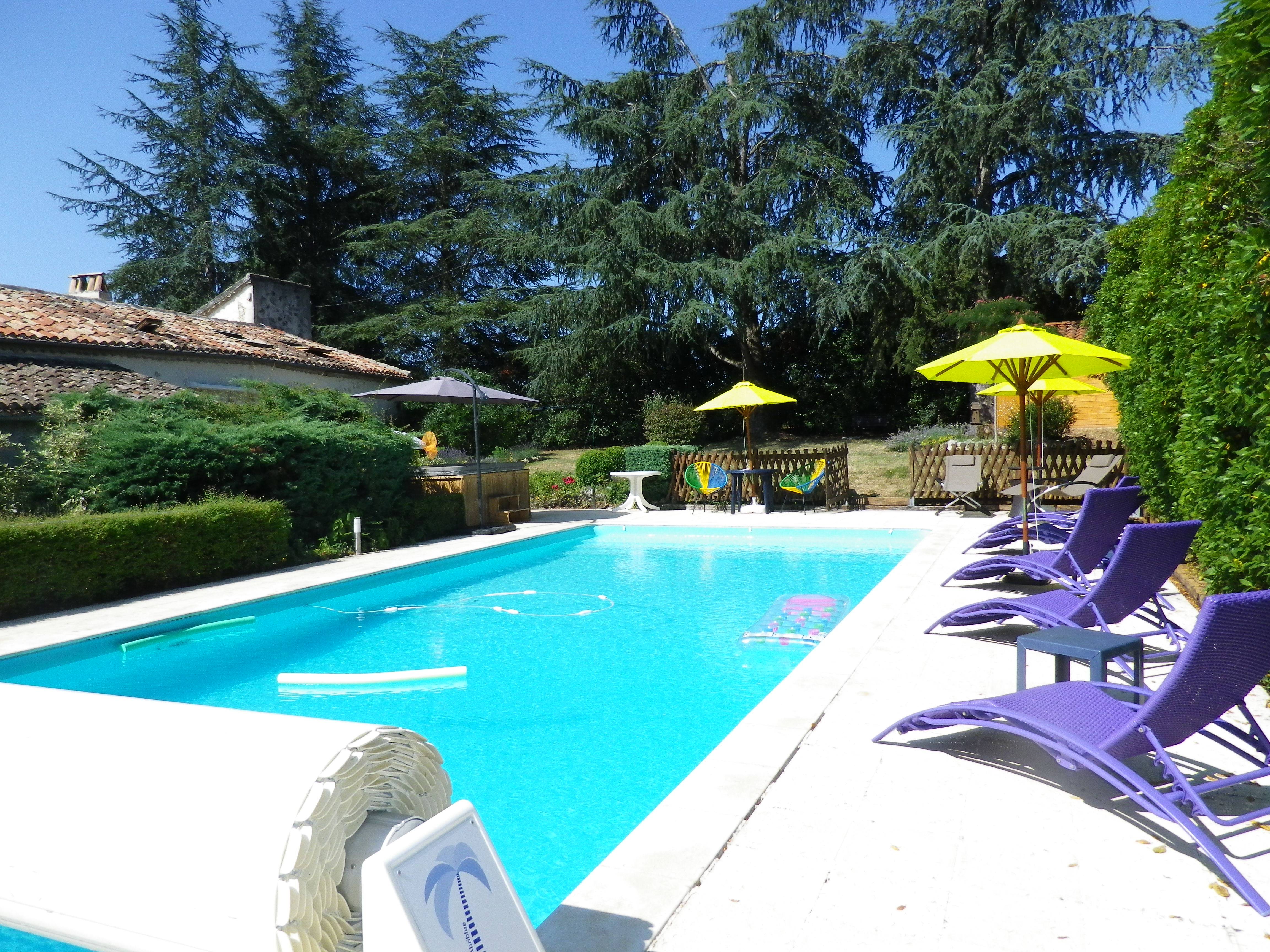 Loue gîte de charme 4* isolé dans grand parc avec piscine au sel chauffée - 12 couchages