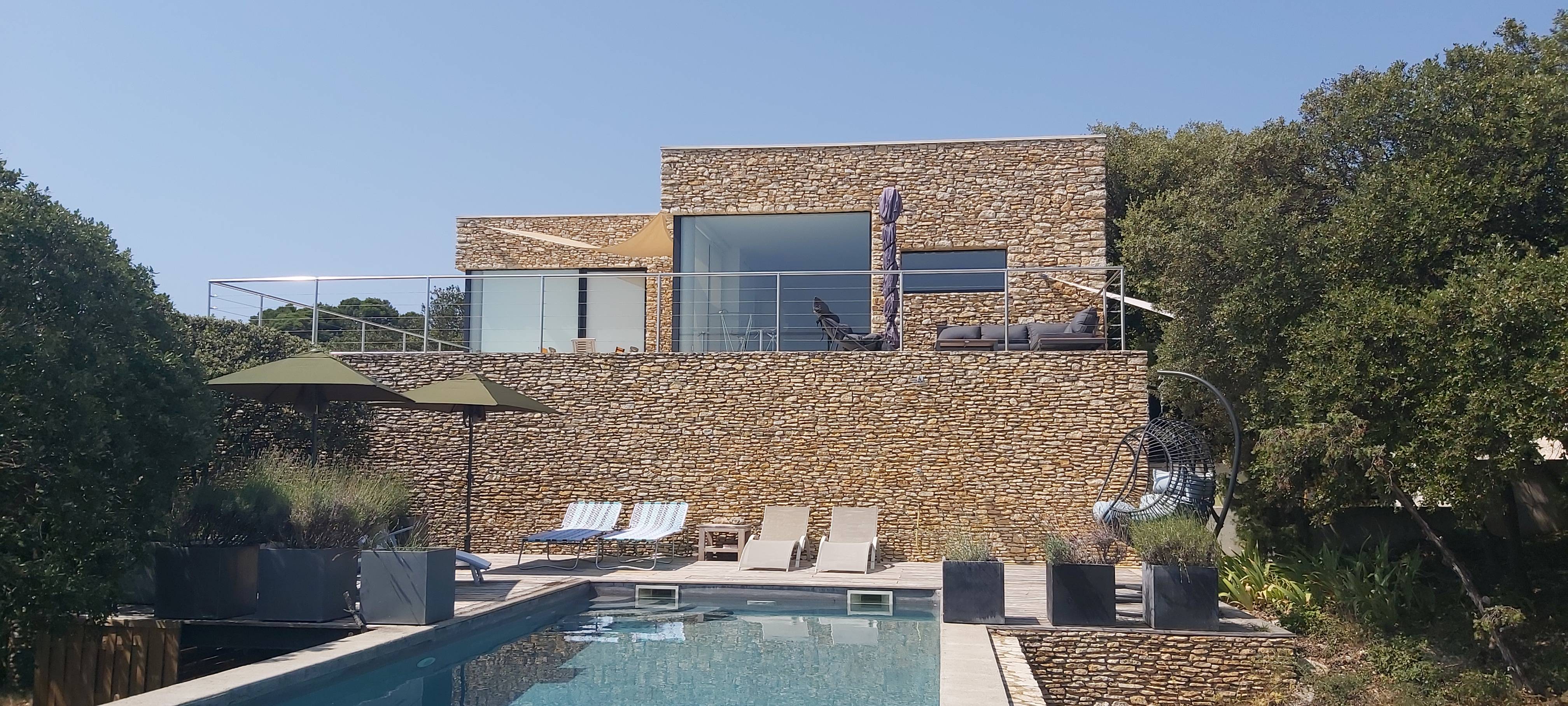 Loue gîte paisible Sud Ardèche, vue dominante 180°, piscine, 3 chambres, 6 couchages - Bourg-Saint-Andéol (07)