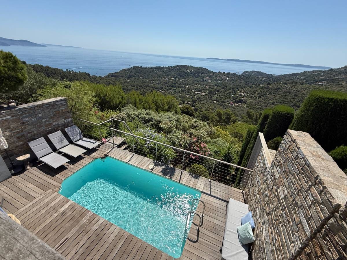 Loue maison 3 chambres Cap Bénat (Gaou) vue mer exceptionnelle - 6 couchages - 2 salles de bain - piscine