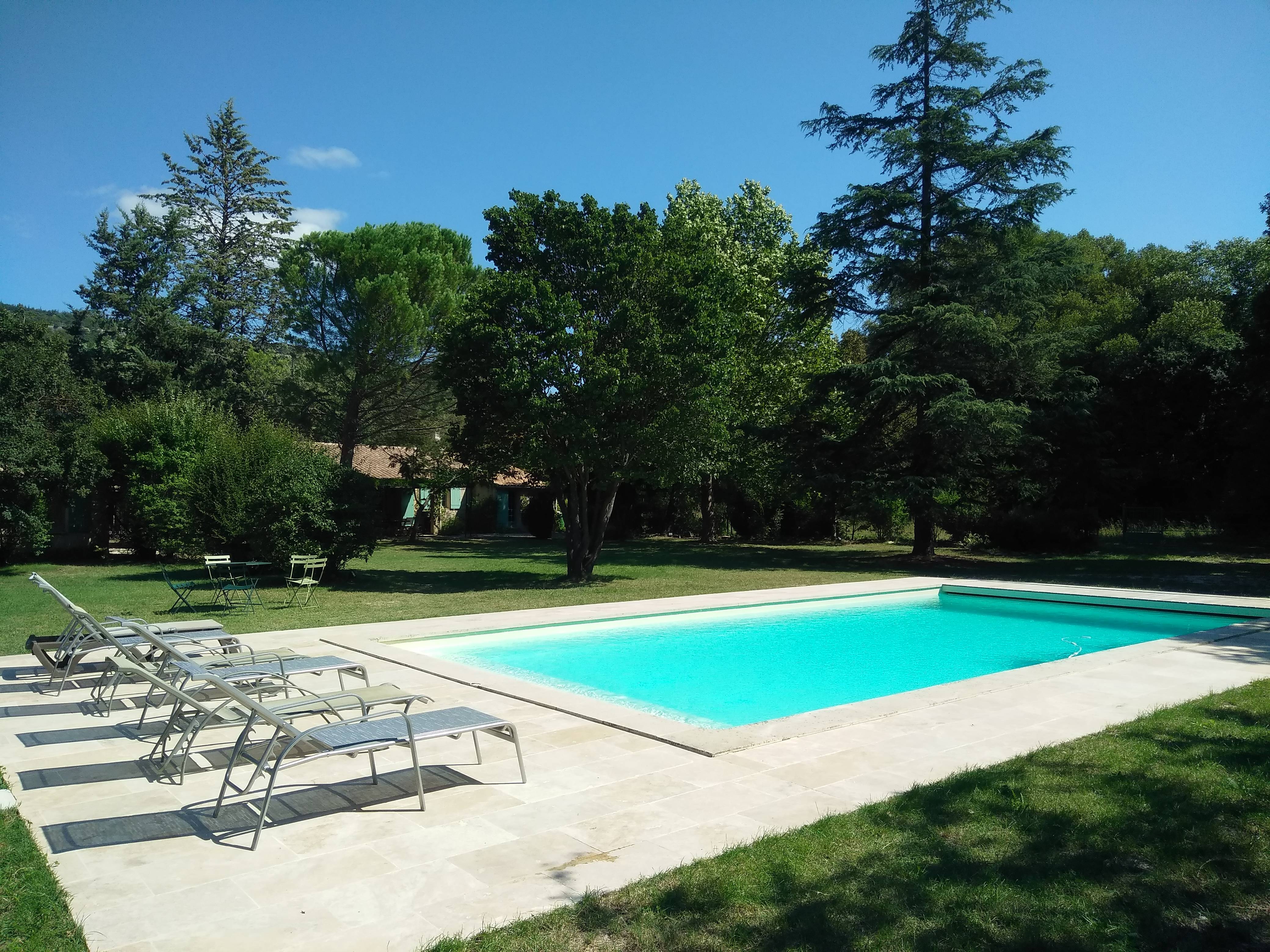 Loue maison - 10 couchages - Luberon - Piscine jardin 7000m² - 4 chambres - Saint-Martin-de-Castillon (84)