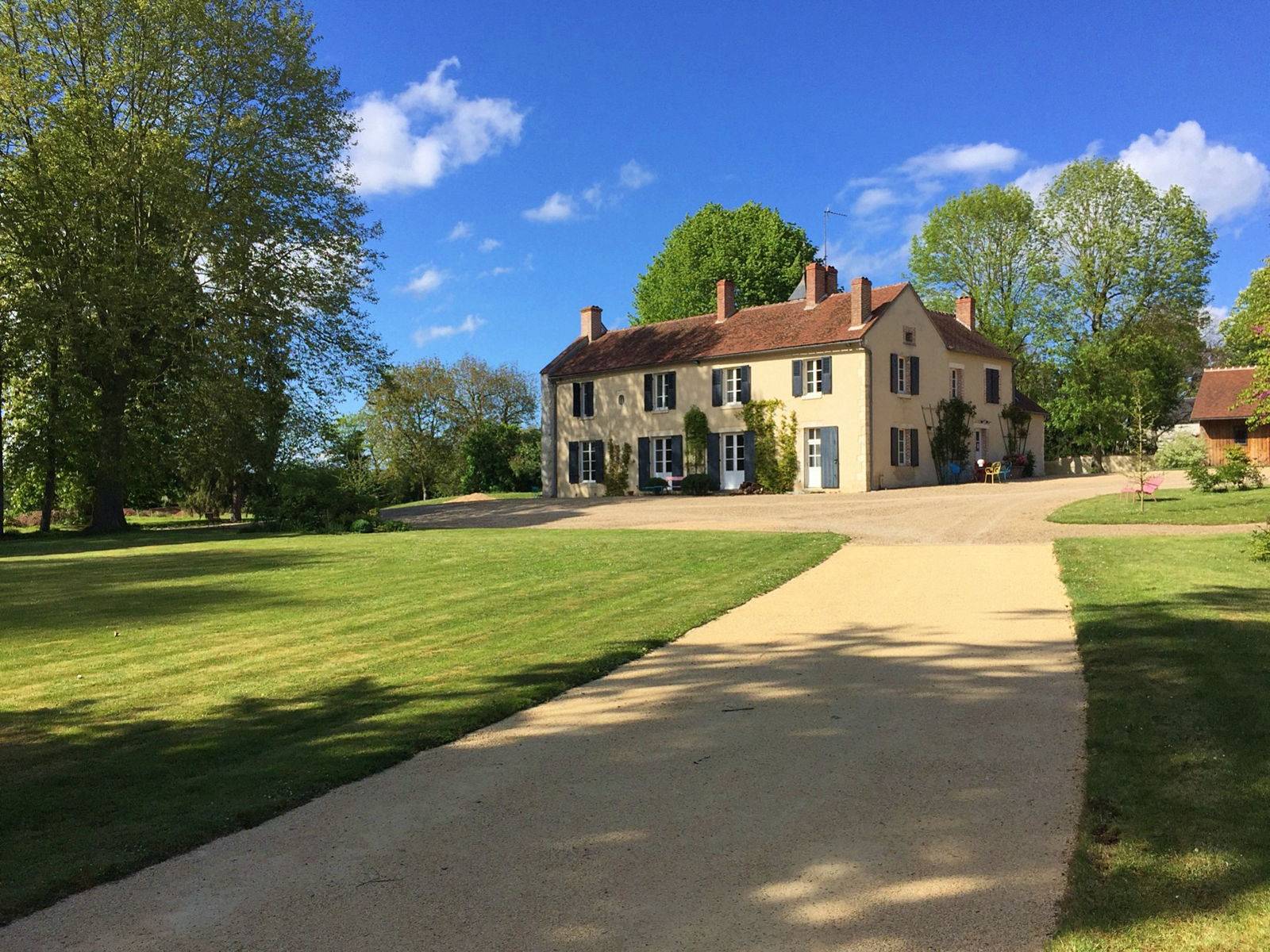 Loue propriété familiale près de Bourges - 9 chambres, 22 couchages - piscine - Berry-Bouy (18)