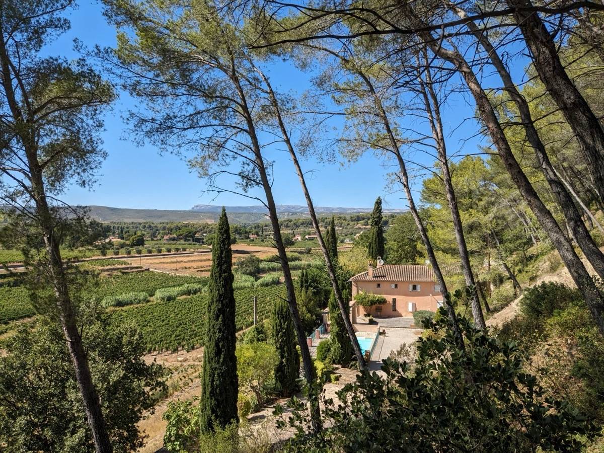 Loue maison de famille entre pinède et vignes au pied du Castellet 4 chambres · 8 couchages