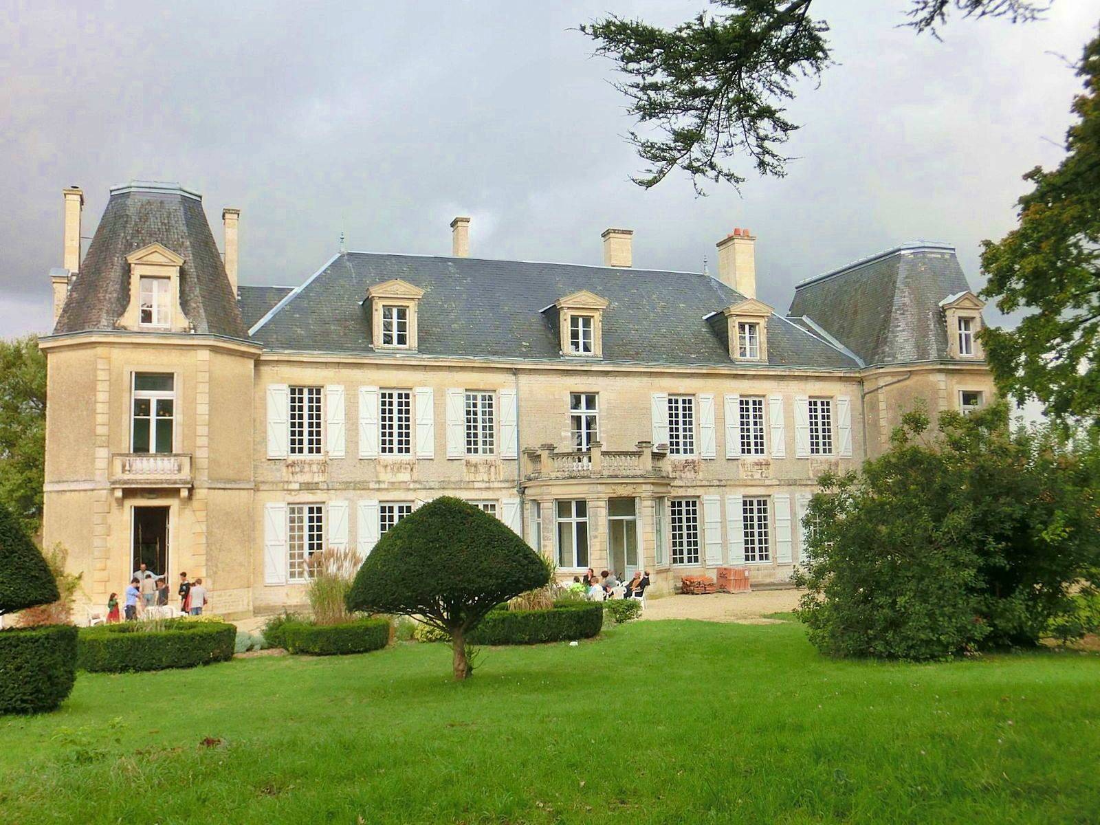 Loue maison de famille avec parc et bois clos de mur - 15 couchages - piscine sécurisée