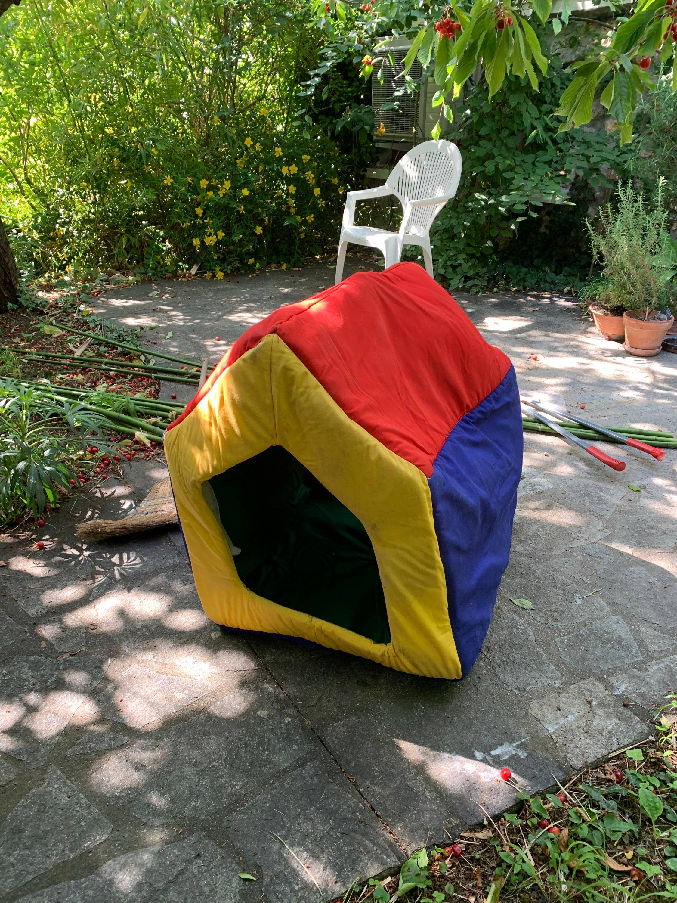 Vends maison de jardin en tissu avec tube de sortie