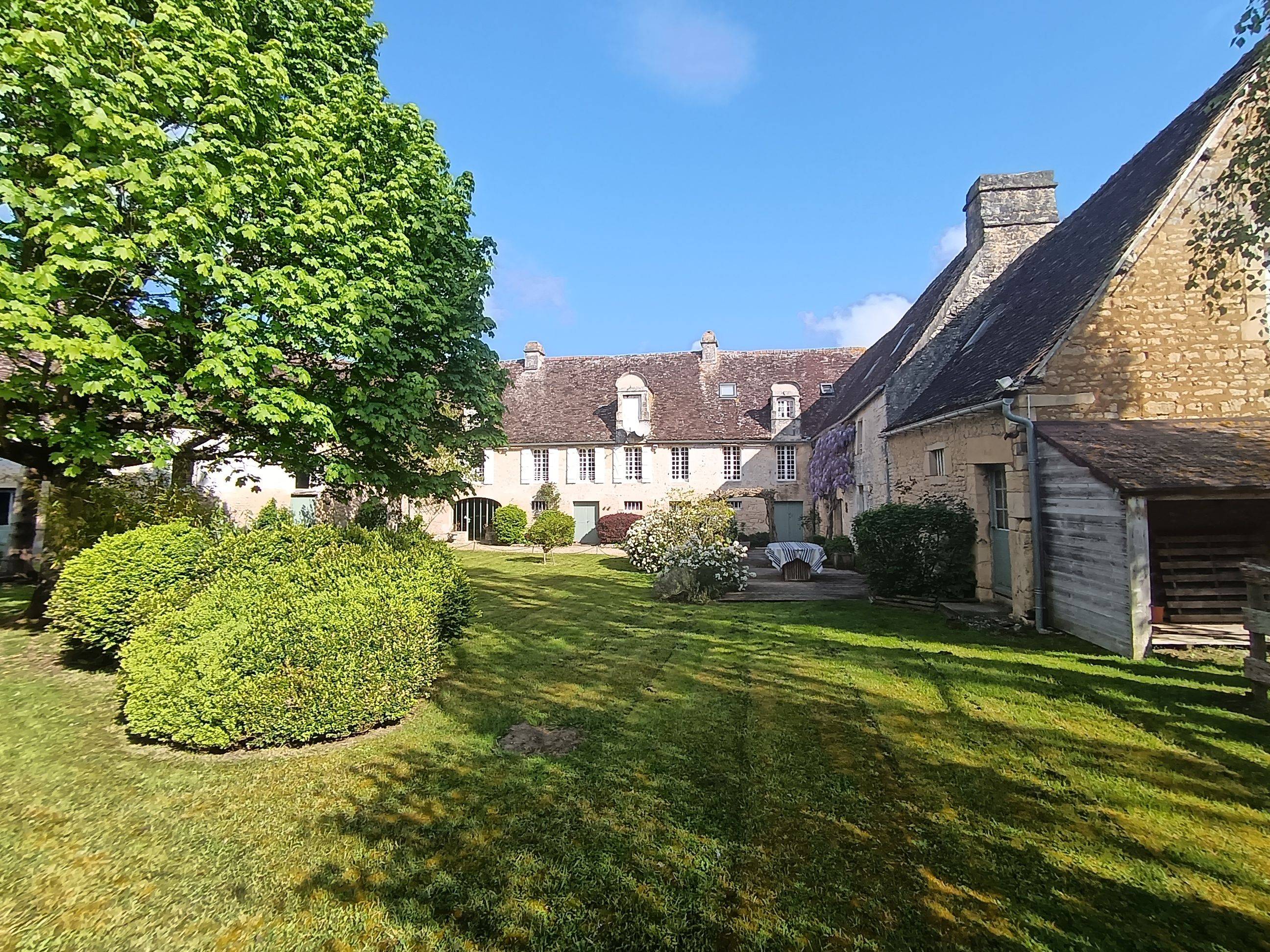 Vends Manoir 340m² avec gîte et dépendances - cadre de vie familial, évolutif et authentique