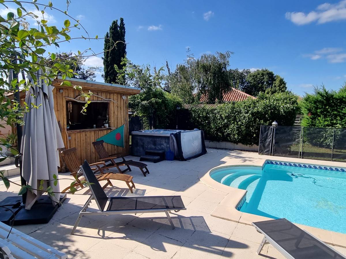 Loue maison en pierres avec piscine, jacuzzi, trampoline - 8 couchages - 4 chambres - Pujols (47)