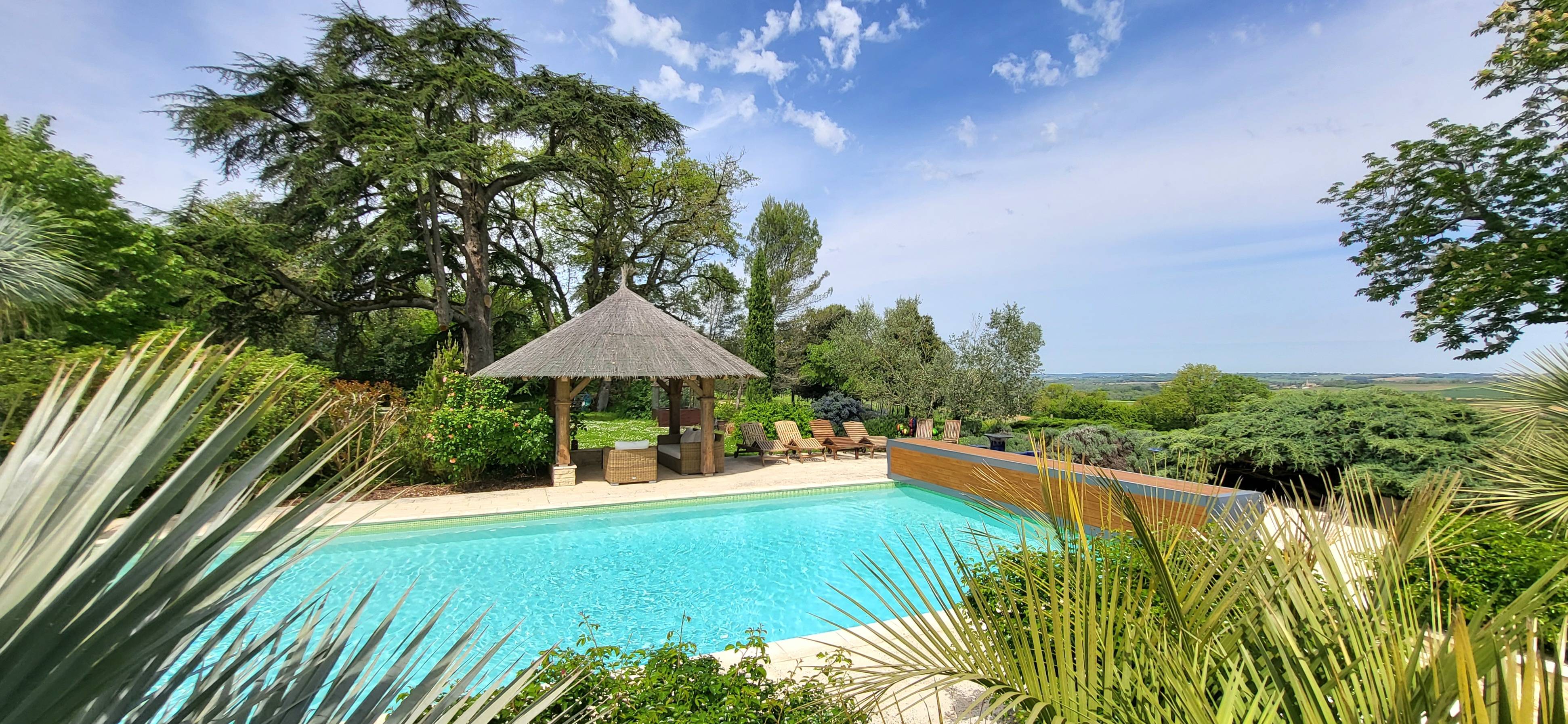 Echange maison haut de gamme dans domaine 4ha avec vue exceptionnelle et grande piscine - 6 couchages