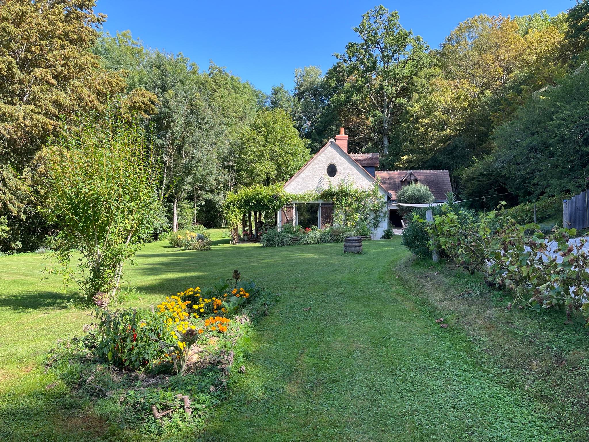 Loue maison avec piscine intérieure - 10 couchages - 10 min d’Amboise, 5 chambres, 2 terrasses et grand jardin