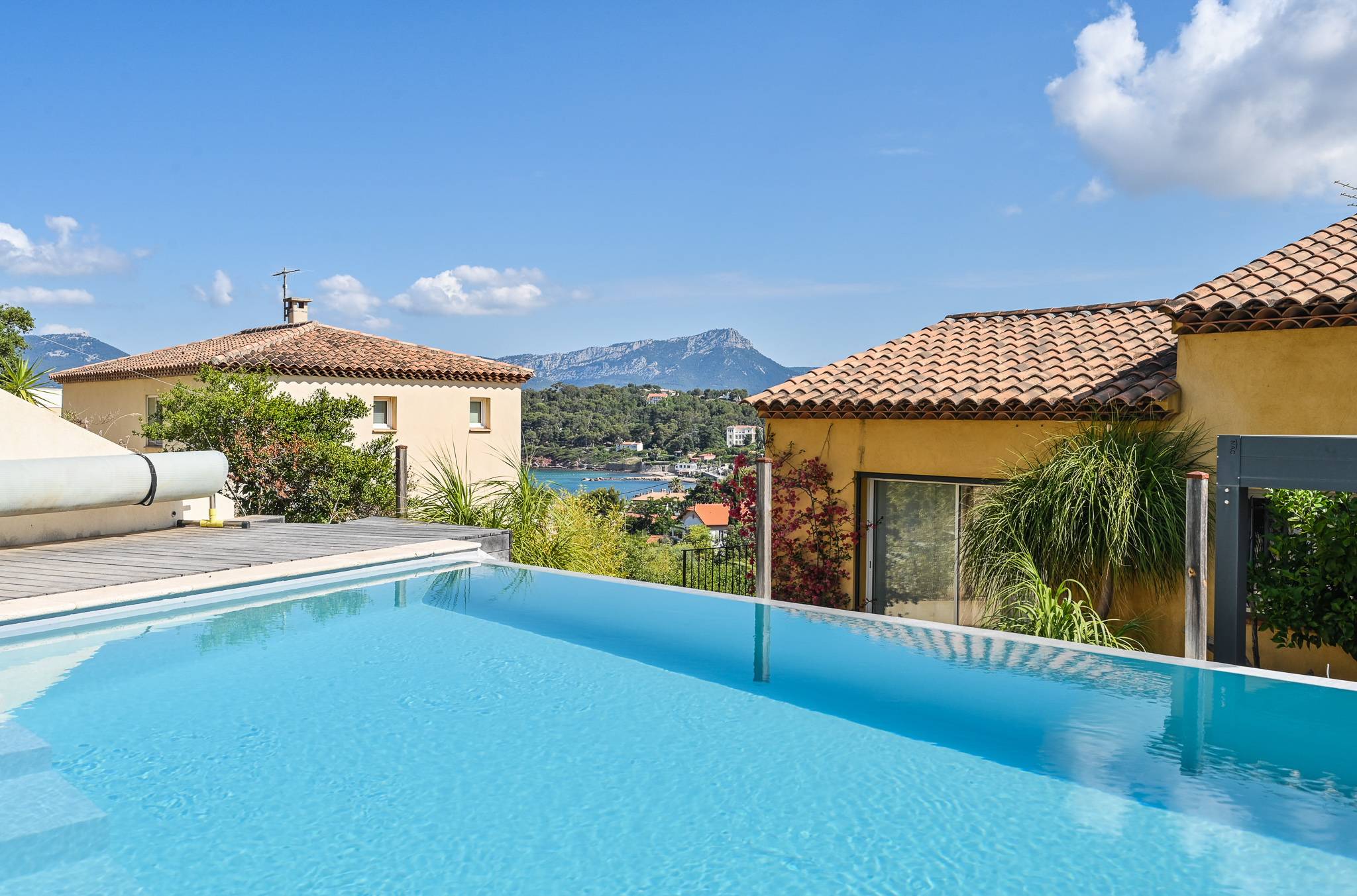 Loue maison climatisée en bord de mer avec piscine et terrain de pétanque - 12 couchages - Le Pradet (83)