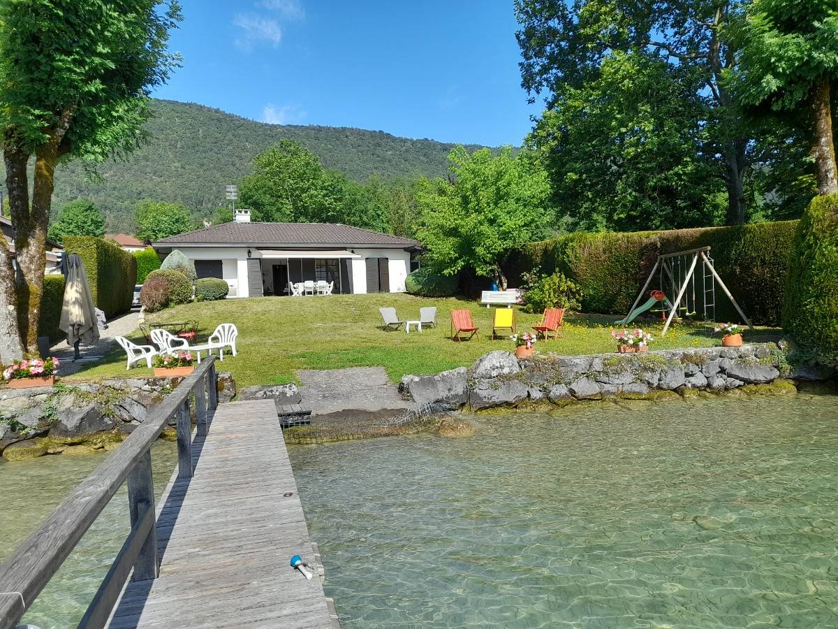 Loue maison les pieds dans l’eau à Sévrier - lac d’Annecy, avec ponton privatif et jardin - 8 couchages