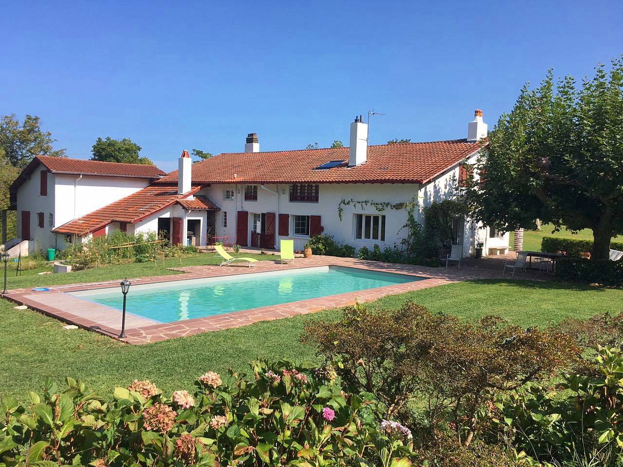 Loue maison 20 couchages, 9 chambres, Piscine + Tennis sur grand terrain à Urrugne (64)