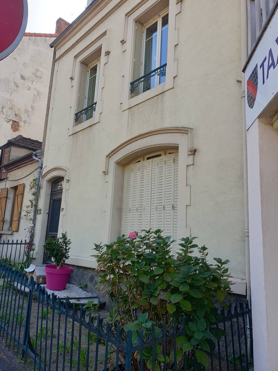 Vends Maison 180m² de ville Nerisienne (03)