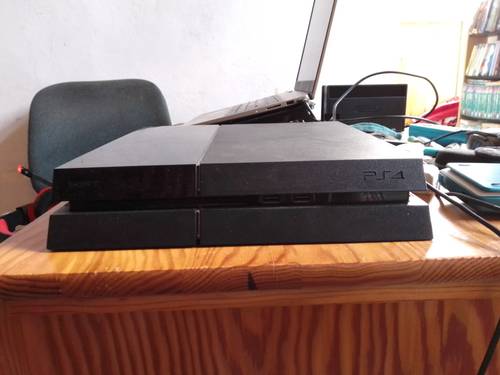 PS4 avec manette et chargeur de manette